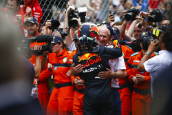 Daniel Ricciardo, Red Bull Racing, is congratulated by Helmut Markko, Consultant, Red Bull Racing