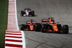 Stoffel Vandoorne, McLaren MCL32, Fernando Alonso, McLaren MCL32, Sergio Perez, Sahara Force India F