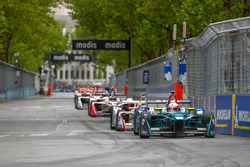 Oliver Turvey, NIO Formula E Team, leadsJose Maria Lopez, Dragon Racing, Felix Rosenqvist, Mahindra Racing