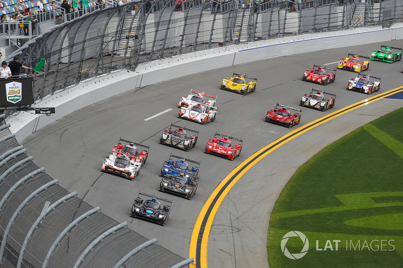 Старт, #10 Wayne Taylor Racing Cadillac DPi, P: Ренгер ван дер Занде, Джордан Тейлор, Райан Хантер-
