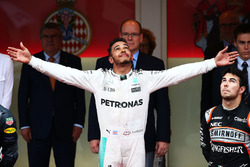Podio: il vincitore della gara Lewis Hamilton, Mercedes AMG F1, il terzo classificato Sergio Perez,