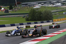 Carlos Sainz Jr., Scuderia Toro Rosso STR11 und Marcus Ericsson, Sauber C35