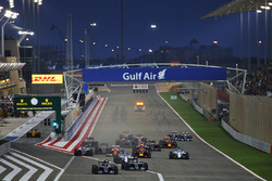 Start action: Nico Rosberg, Mercedes AMG F1 Team W07 leads