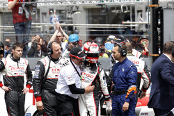 #5 Toyota Racing Toyota TS050 Hybrid: Kazuki Nakajima met Rob Leuben, Toyota Motorsport na de finish