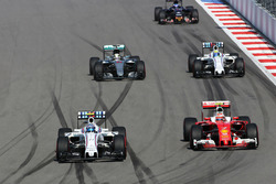 Valtteri Bottas, Williams FW38, und Kimi Räikkönen, Ferrari SF16-H