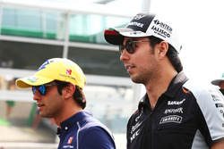Sergio Pérez, Sahara Force India F1 y Felipe Nasr, Sauber F1 Team en el desfile de pilotos