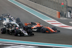 Stoffel Vandoorne, McLaren MCL32, battles with Kevin Magnussen, Haas F1 Team VF-17, at the start