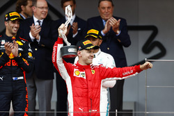 Sebastian Vettel, Ferrari, alza il trofeo del secondo classificato