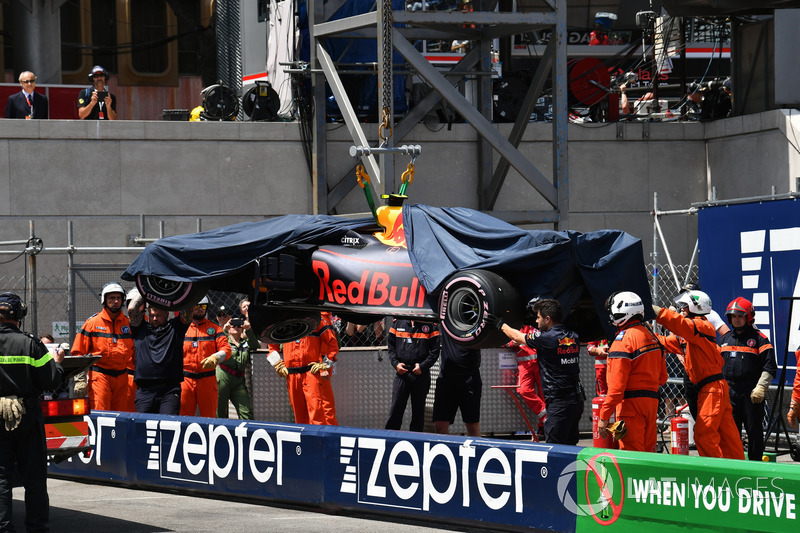 Les commissaires dégagent la voiture endommagée de Max Verstappen, Red Bull Racing RB14