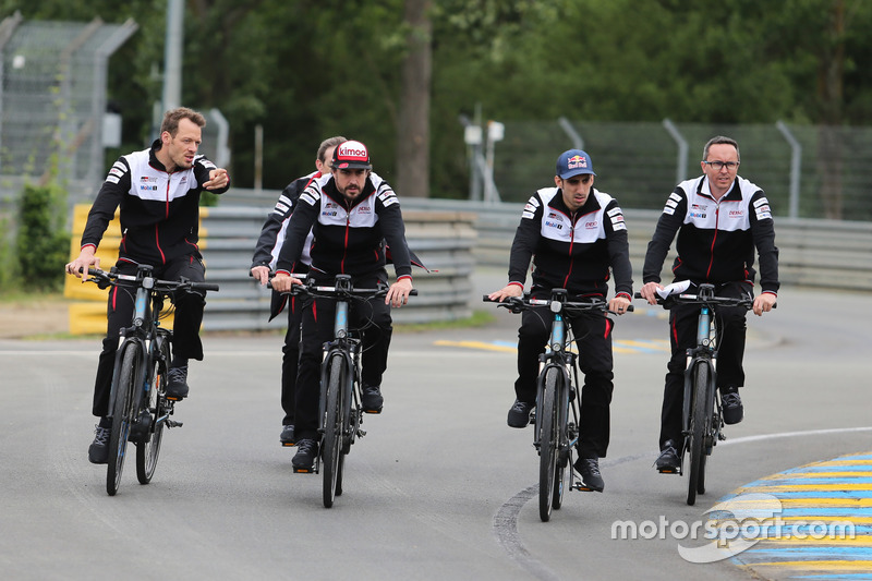 Alexander Wurz, Fernando Alonso, Sébastien Buemi, Toyota Gazoo Racing bike the track