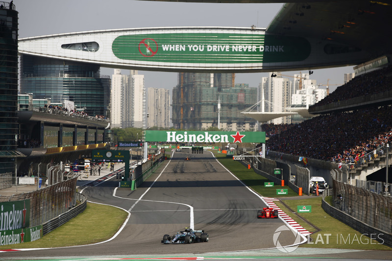 Valtteri Bottas, Mercedes AMG F1 W09, y Sebastian Vettel, Ferrari SF71H