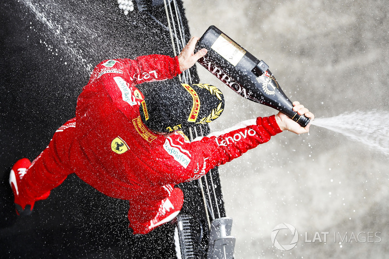Sebastian Vettel, Ferrari, celebra su victoria en el podio de Canadá