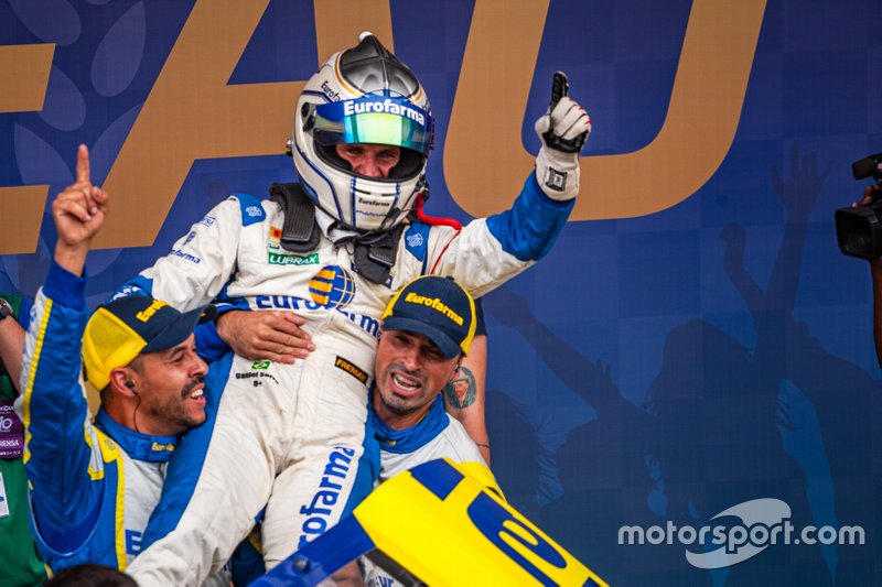 Daniel Serra comemora tricampeonato da Stock Car