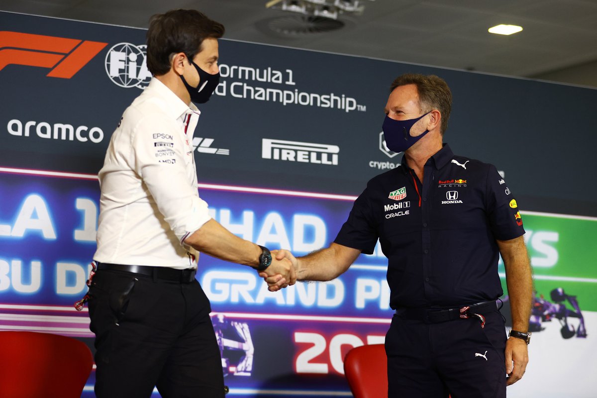 Toto Wolff, Prinsipal dan CEO Mercedes AMG, Christian Horner, Prinsipal Red Bull Racing, berjabat tangan