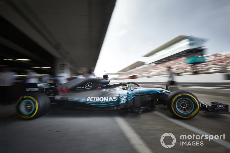 Lewis Hamilton, Mercedes AMG F1 W09, sort du garage