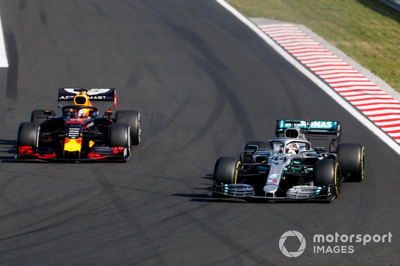 Lewis Hamilton, Mercedes AMG F1 W10 wyprzedza Maxa Verstappena, Red Bull Racing RB15