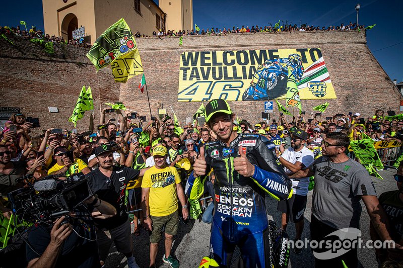 Valentino Rossi, Yamaha fabrika motosikleti ile Tavullia sokaklarında