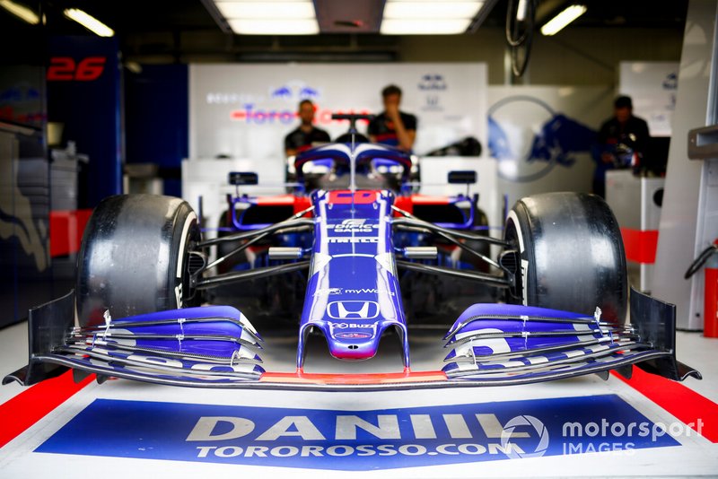 Автомобиль Scuderia Toro Rosso STR14 Даниила Квята