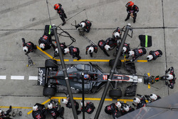 Romain Grosjean, Haas F1 Team VF-17, pit stop action