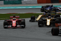 Sebastian Vettel, Ferrari SF70H ve Nico Hulkenberg, Renault Sport F1 Team RS17