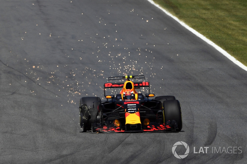 Max Verstappen, Red Bull Racing RB13, front puncture