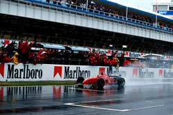 Winnaar Michael Schumacher, Ferrari F310 passeert de finishvlag