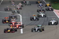 Daniel Ricciardo, Red Bull Racing RB12 e Nico Rosberg, Mercedes AMG F1 Team W07, in testa all'inizio