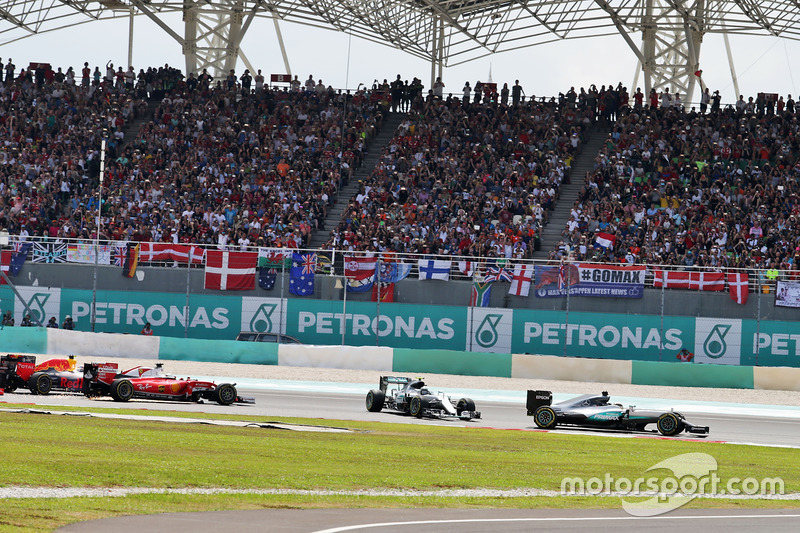 Lewis Hamilton, Mercedes AMG F1 W07 Hybrid intesta alla partenza della gara. Collisione tra Nico Rosberg, Mercedes AMG F1 W07 Hybrid e Sebastian Vettel, Ferrari SF16-H