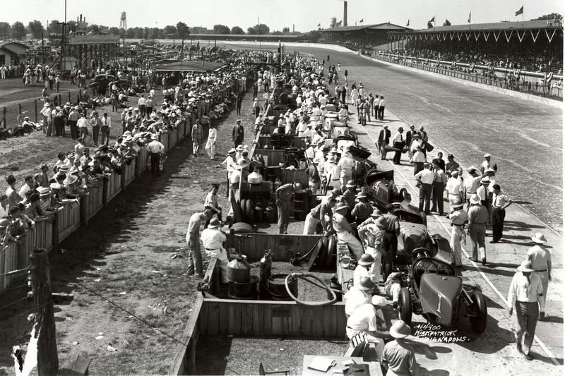 1937: Blik op de pitlane