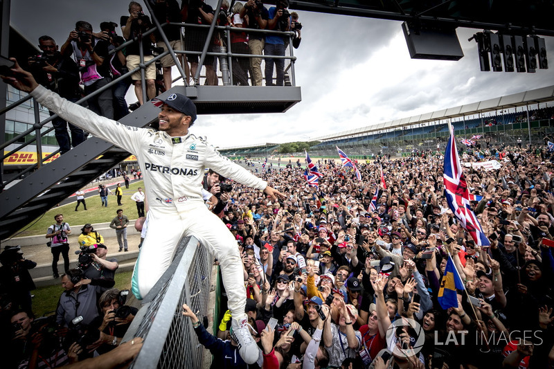 Lewis Hamilton'ın taraftarlarla selfiesi