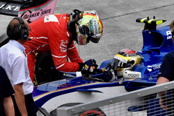 Sebastian Vettel, Ferrari, Pascal Wehrlein, Sauber C36 üzerinde pitlere dönüyor