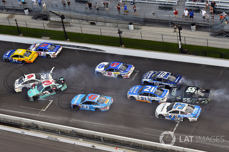 7. Choque entre Austin Dillon, Richard Childress Racing Chevrolet, y Trevor Bayne, Roush Fenway Racing Ford