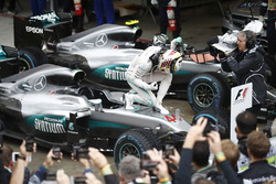 Lewis Hamilton, Mercedes AMG F1, viert zijn overwinning in parc fermé