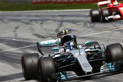 Sieg für Valtteri Bottas, Mercedes AMG F1, vor Sebastian Vettel, Ferrari