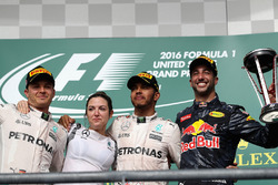 Перше місце Льюїс Хемілтон, Mercedes AMG F1, друге місце Ніко Росберг, Mercedes AMG F1 та третє місц