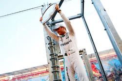 Race winner Nico Rosberg, Mercedes AMG F1 celebrates with the fans