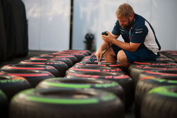 Un meccanico Williams con le gomme Pirelli