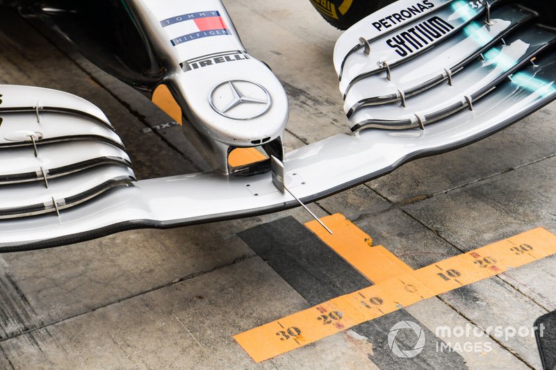 Mercedes W10 con il tubo di Pitot montato sull'ala anteriore
