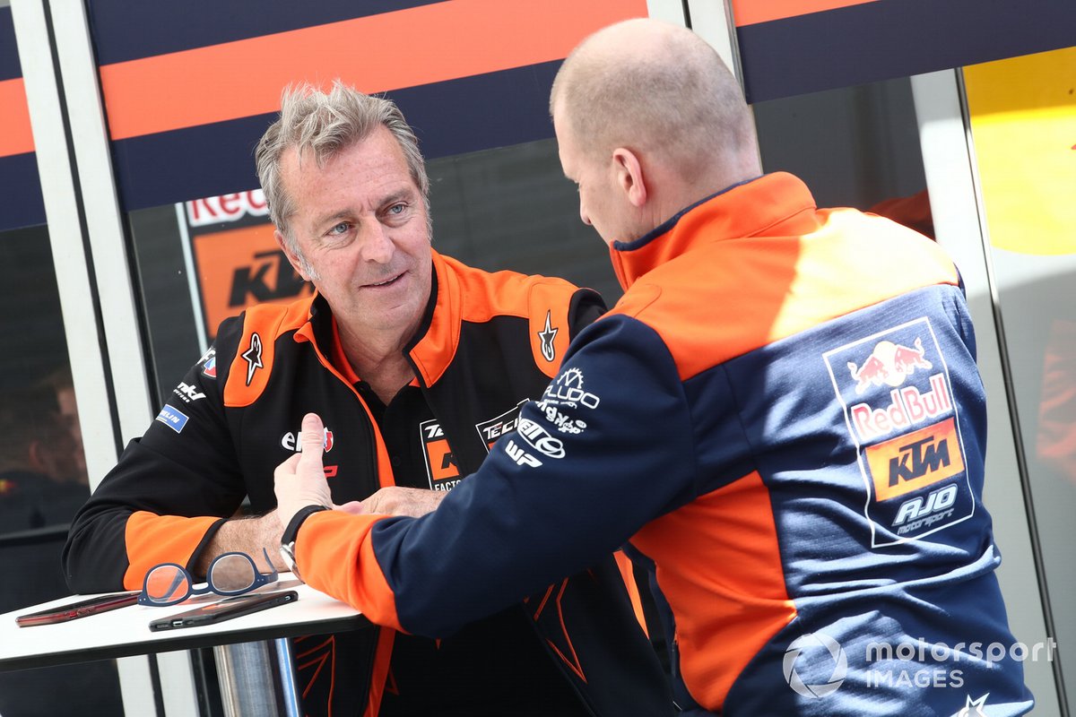 Herve Poncharal, KTM Tech3, berbincang dengan Aki Ajo
