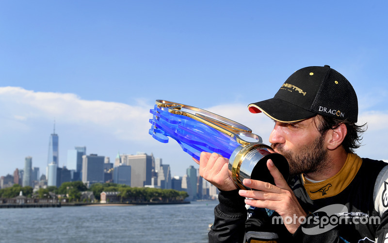 Il campione in carica della Formula E, Jean-Eric Vergne, con il trofeo, davanti allo skyline di New York