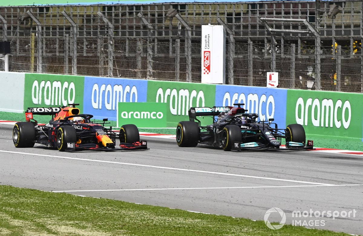 Lewis Hamilton, Mercedes W12, melewati Max Verstappen, Red Bull Racing RB16B, untuk merebut P1 di lomba GP Spanyol, Minggu (9/5/2021).