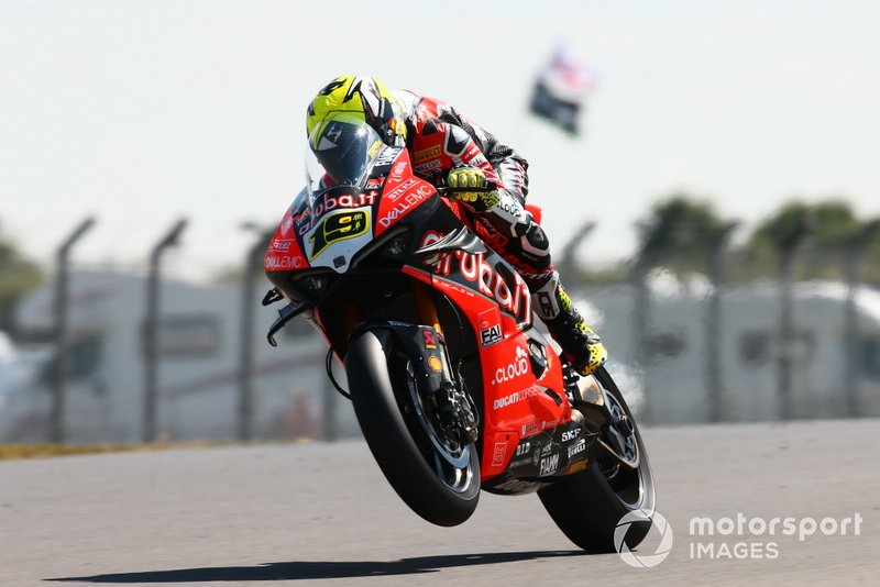 Alvaro Bautista, Aruba.it Racing-Ducati Team, saat turun di Donington Park pada WSBK Inggris 2019.