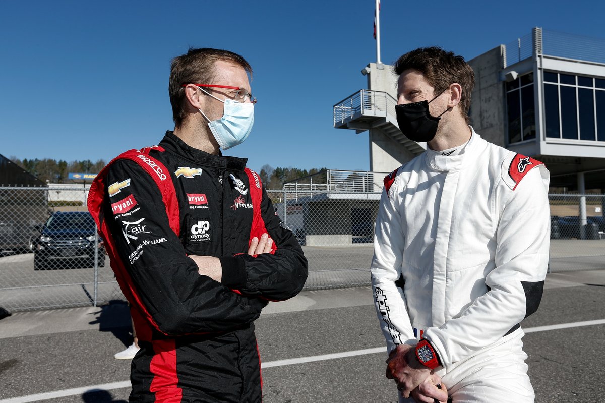 Grosjean berbincang dengan AJ Foyt Racing-Chevrolet's Sebastien Bourdais.