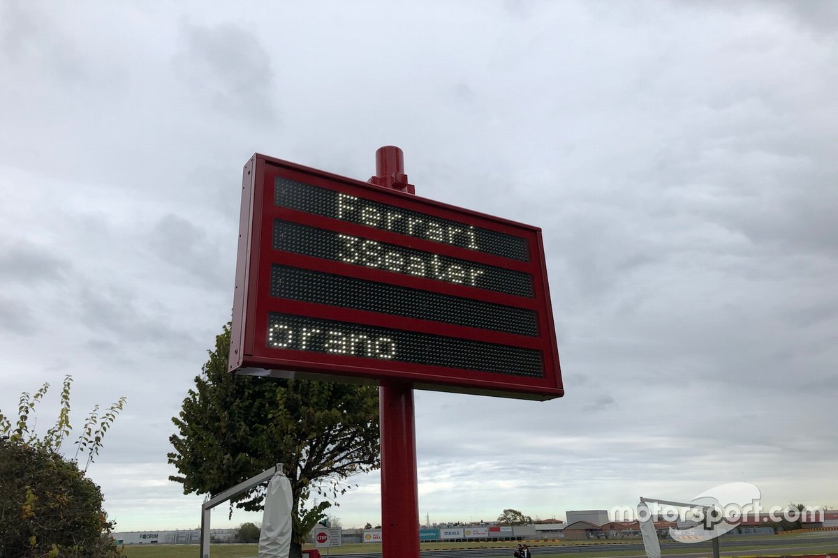 Il display del circuito di Fiorano che scandisce le attività in pista