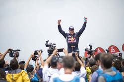 Otomobil klasmanı galibi Carlos Sainz, Peugeot Sport