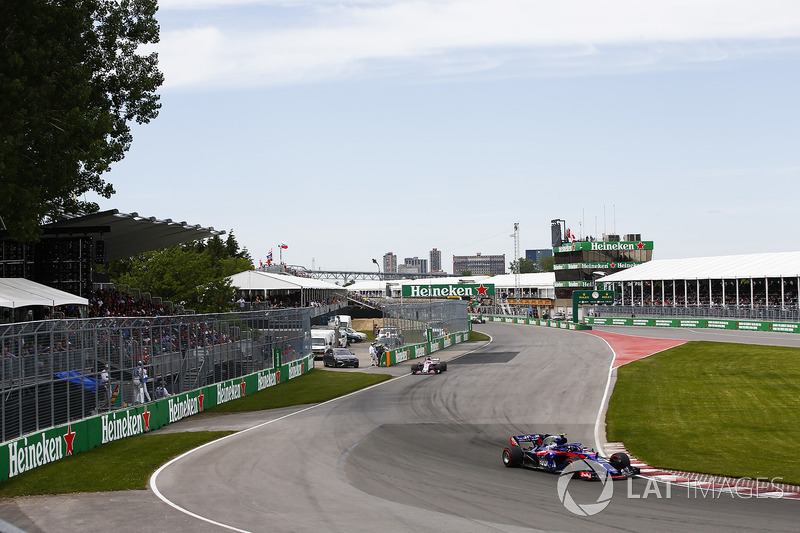 Pierre Gasly, Toro Rosso STR13, por delante de Sergio Perez, Force India VJM11