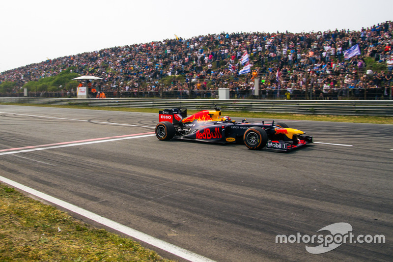 A Red Bull zandvoorti F1-es parádéja