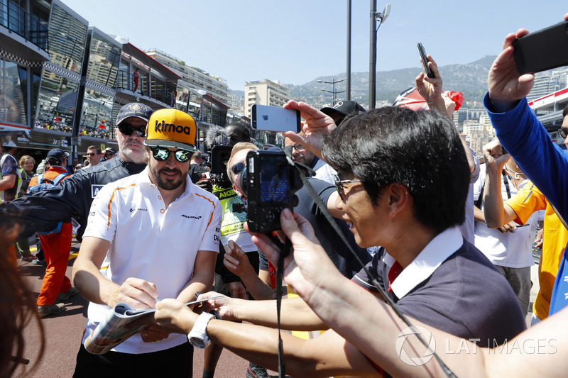 Fernando Alonso, McLaren signe des autographes