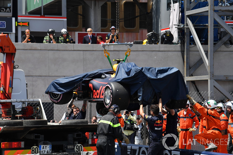I marshal recuperano la monoposto di Max Verstappen, Red Bull Racing RB14