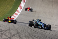 Valtteri Bottas, Mercedes AMG F1 W08, Daniel Ricciardo, Red Bull Racing RB13